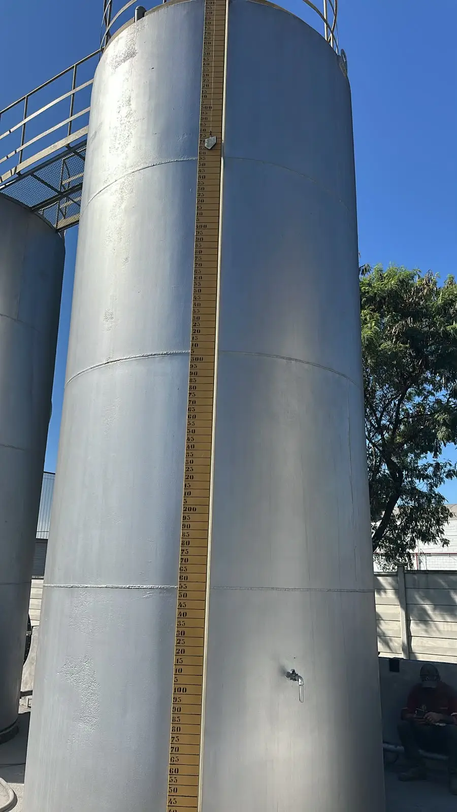 Detalhe de tanque de armazenamento com régua de nível